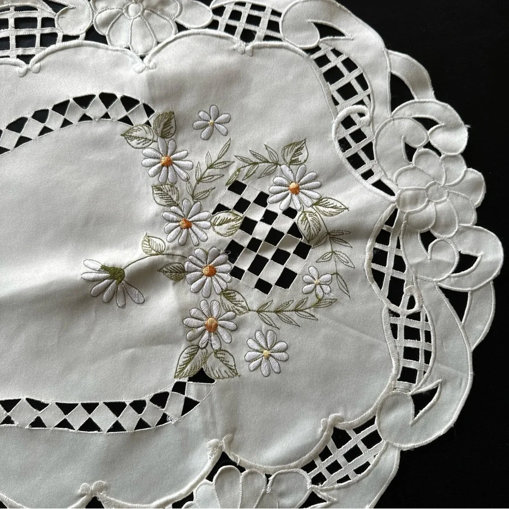 Vintage Embroidered Daisy Table Runner Dresser Scarf Scalloped Rounded Edges‎